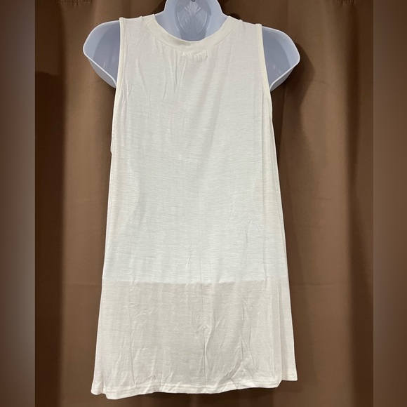 Loose Fit Round Neck Sleeveless Tank Top - Picture 3 of 3